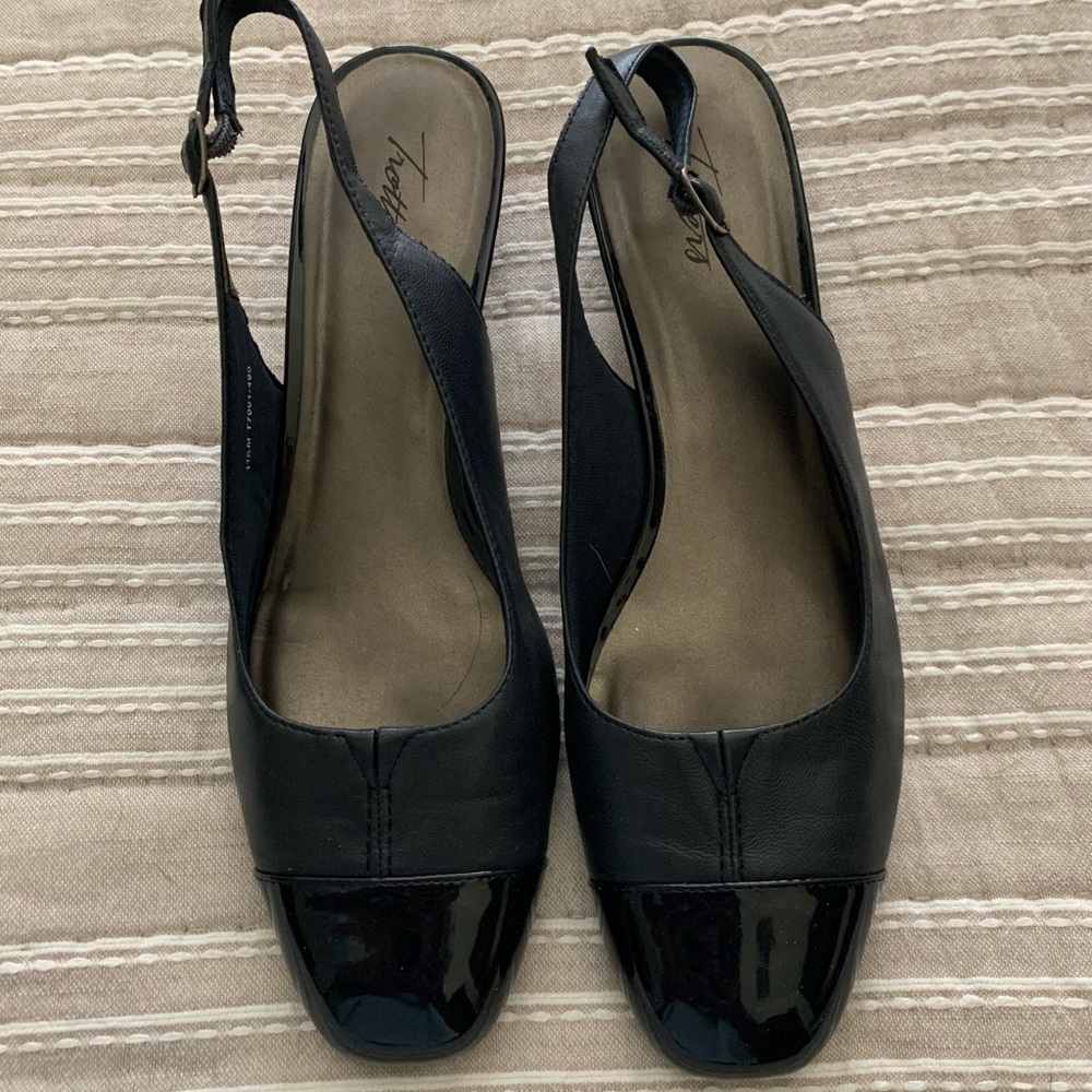Trotters Sling back Navy low heel (1.5”) SZ 11.5 M